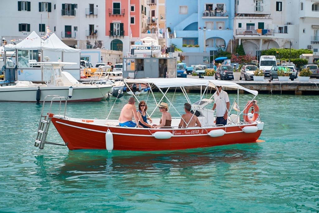 Mini guida per scoprire l’Isola di Ponza: come arrivare, cosa vedere e come viverla al meglio in barca 1 -isola-ponza