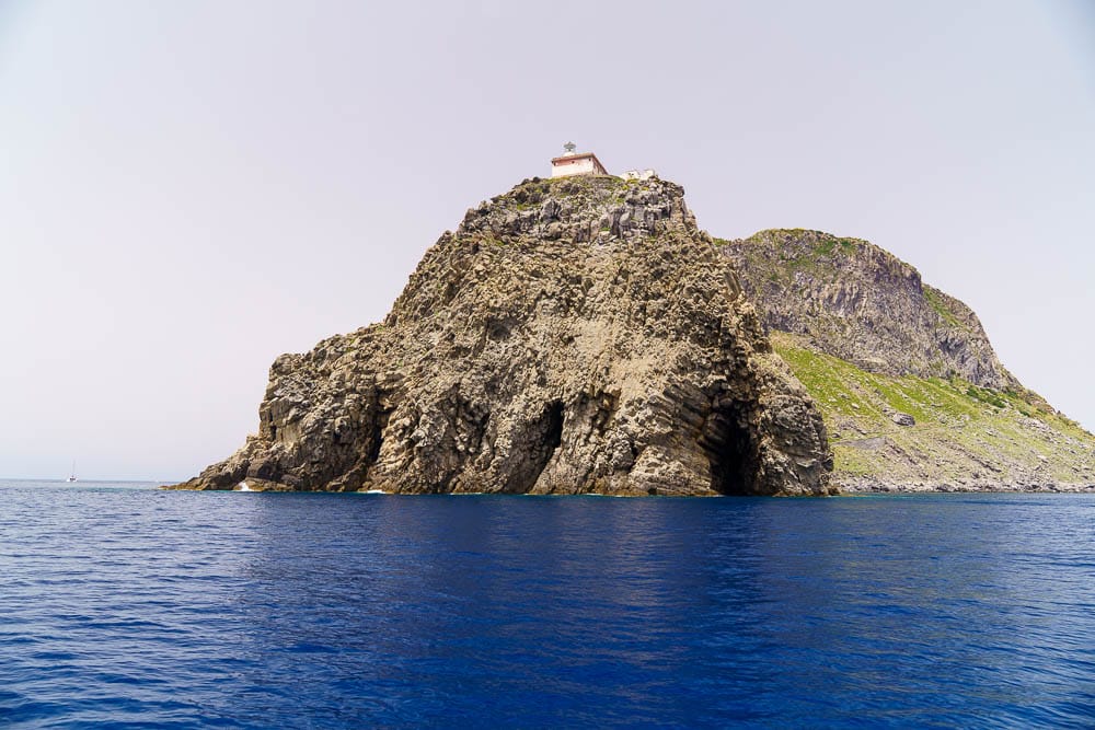 Mini guida per scoprire l’Isola di Ponza: come arrivare, cosa vedere e come viverla al meglio in barca 5 -isola-ponza