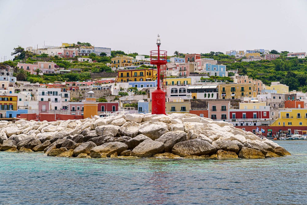 Come Raggiungere Ponza da Roma e Napoli: Guida Completa via Formia e Terracina 1 -isola-ponza