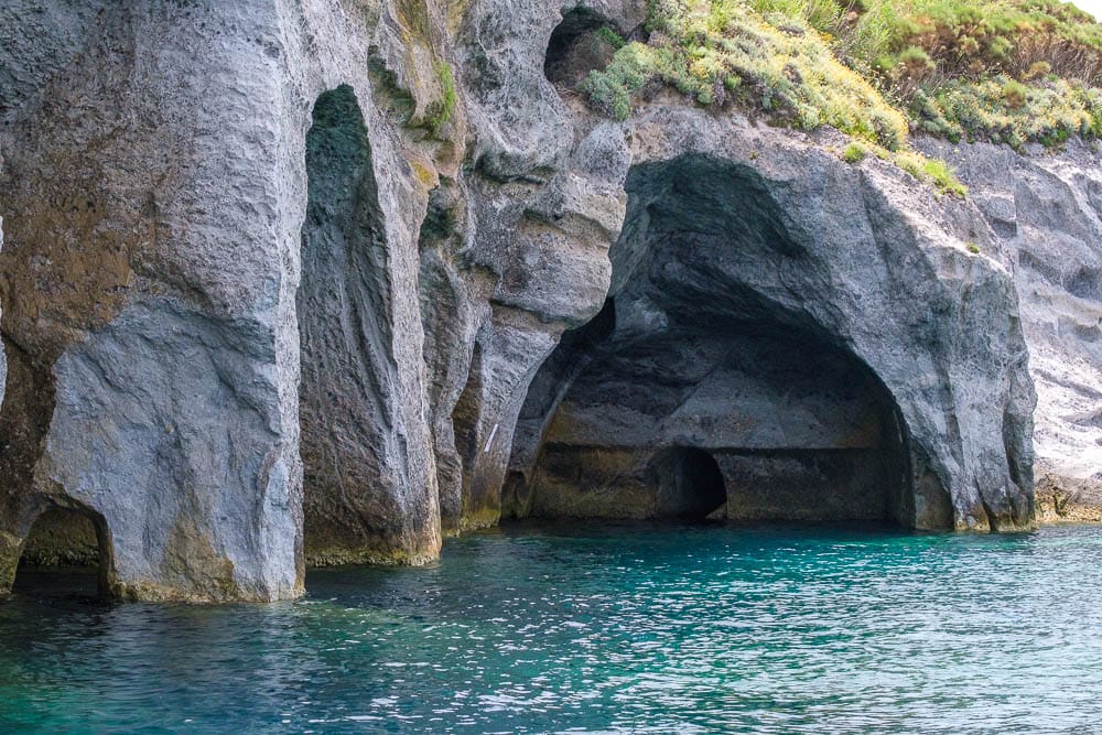 Mini guida per scoprire l’Isola di Ponza: come arrivare, cosa vedere e come viverla al meglio in barca 4 -isola-ponza