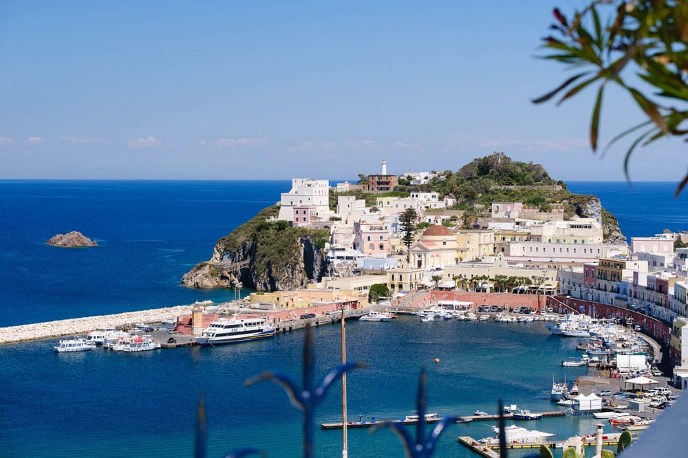 Mini guida per scoprire l’Isola di Ponza: come arrivare, cosa vedere e come viverla al meglio in barca 2 -isola-ponza