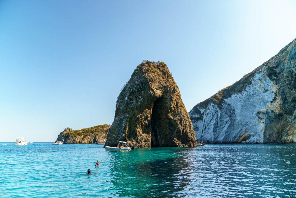 Mini guida per scoprire l’Isola di Ponza: come arrivare, cosa vedere e come viverla al meglio in barca 6 -isola-ponza