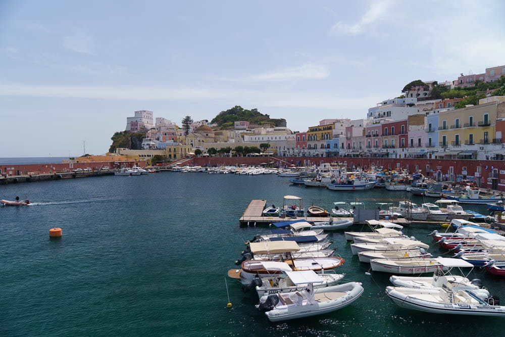 Mini guida per scoprire l’Isola di Ponza: come arrivare, cosa vedere e come viverla al meglio in barca 3 -isola-ponza