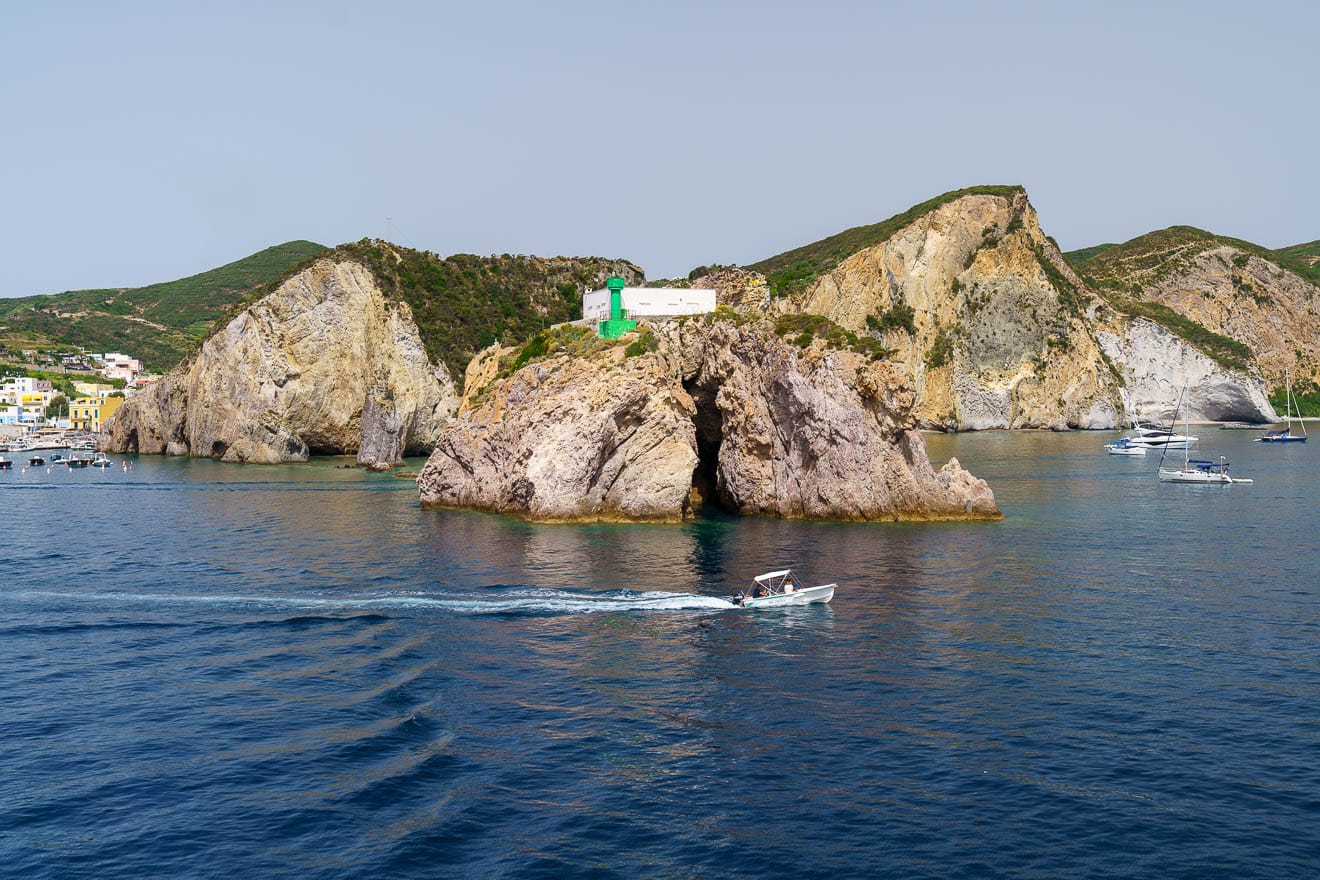 Estate 2025 a Ponza, Ventotene e Palmarola: eventi, escursioni e esperienze da non perdere 1 -isola-ponza